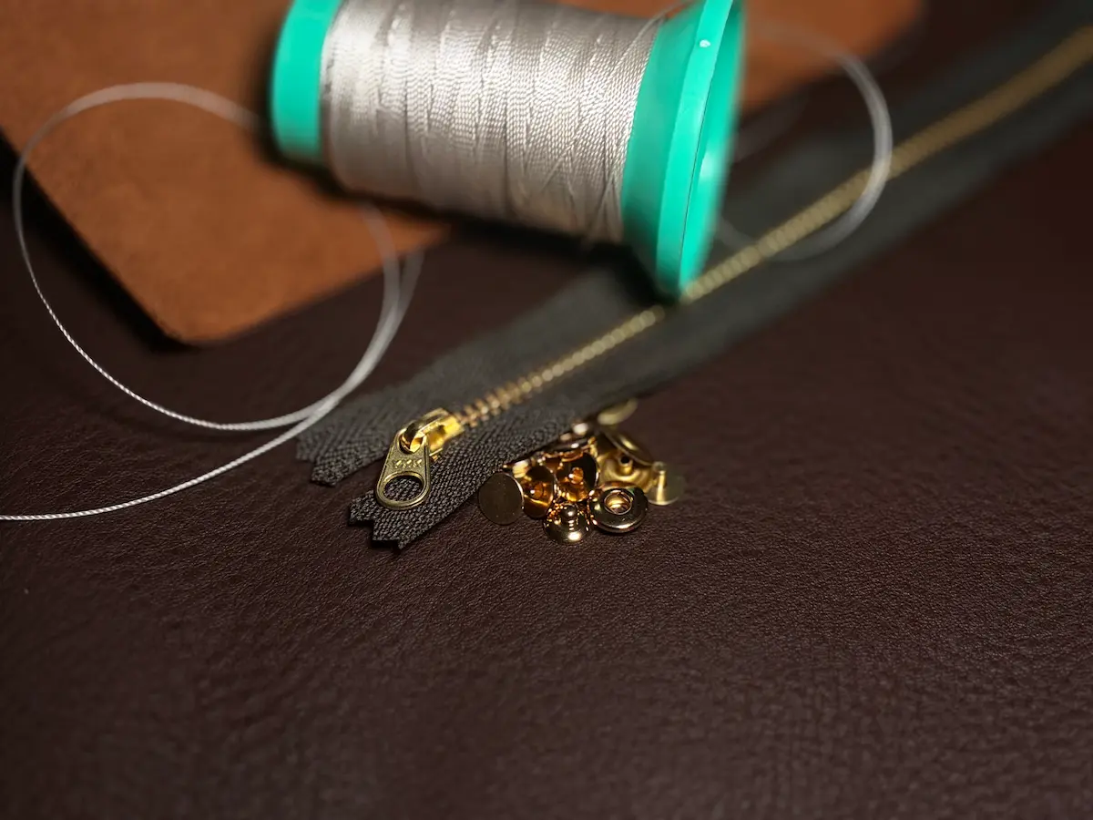 革・金具・素材選び